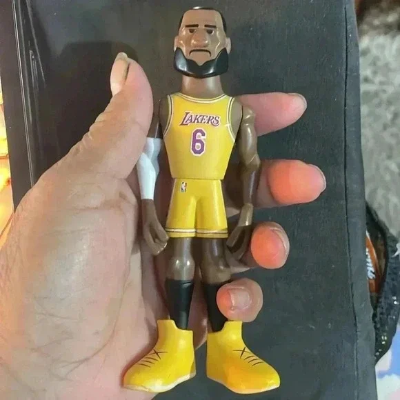 Funko 2021 LeBron James lakers action figure - Picture 7 of 7